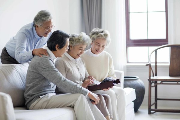 Créer un album photo d'amitié : conseils clés